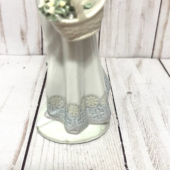 Vintage LLADRO #7617 Porcelain Figurine Garden Classic Woman & Umbrella **Broken - Picture 8 of 13